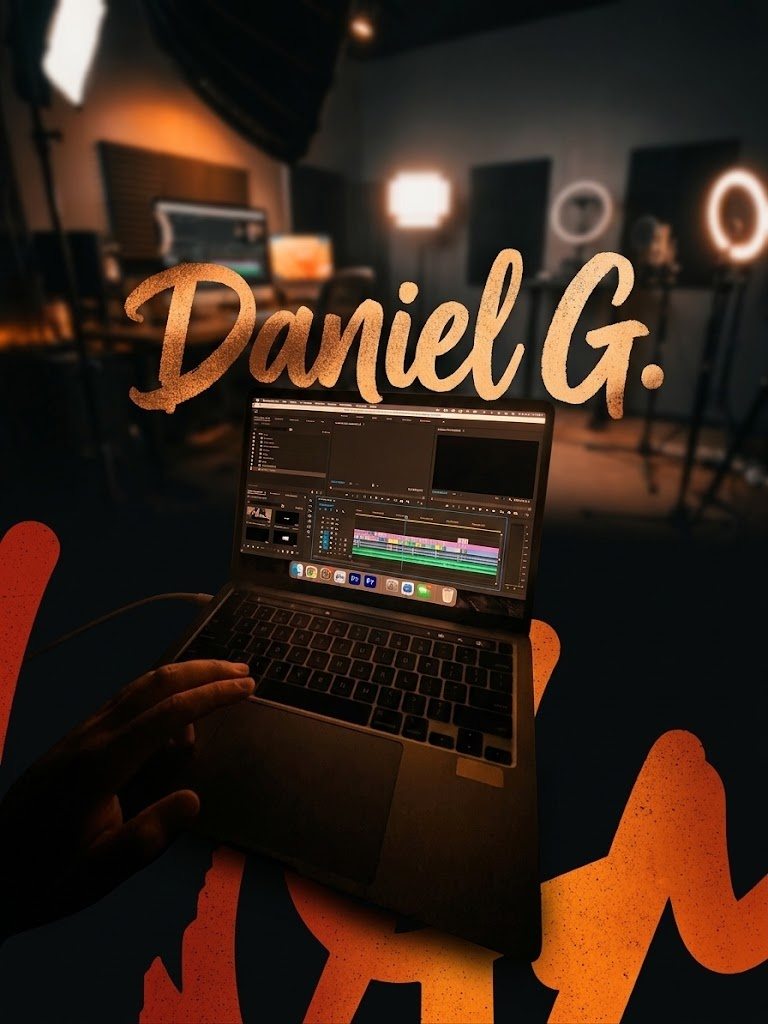 Daniel editando um vídeo no Premiere Pro em seu estúdio